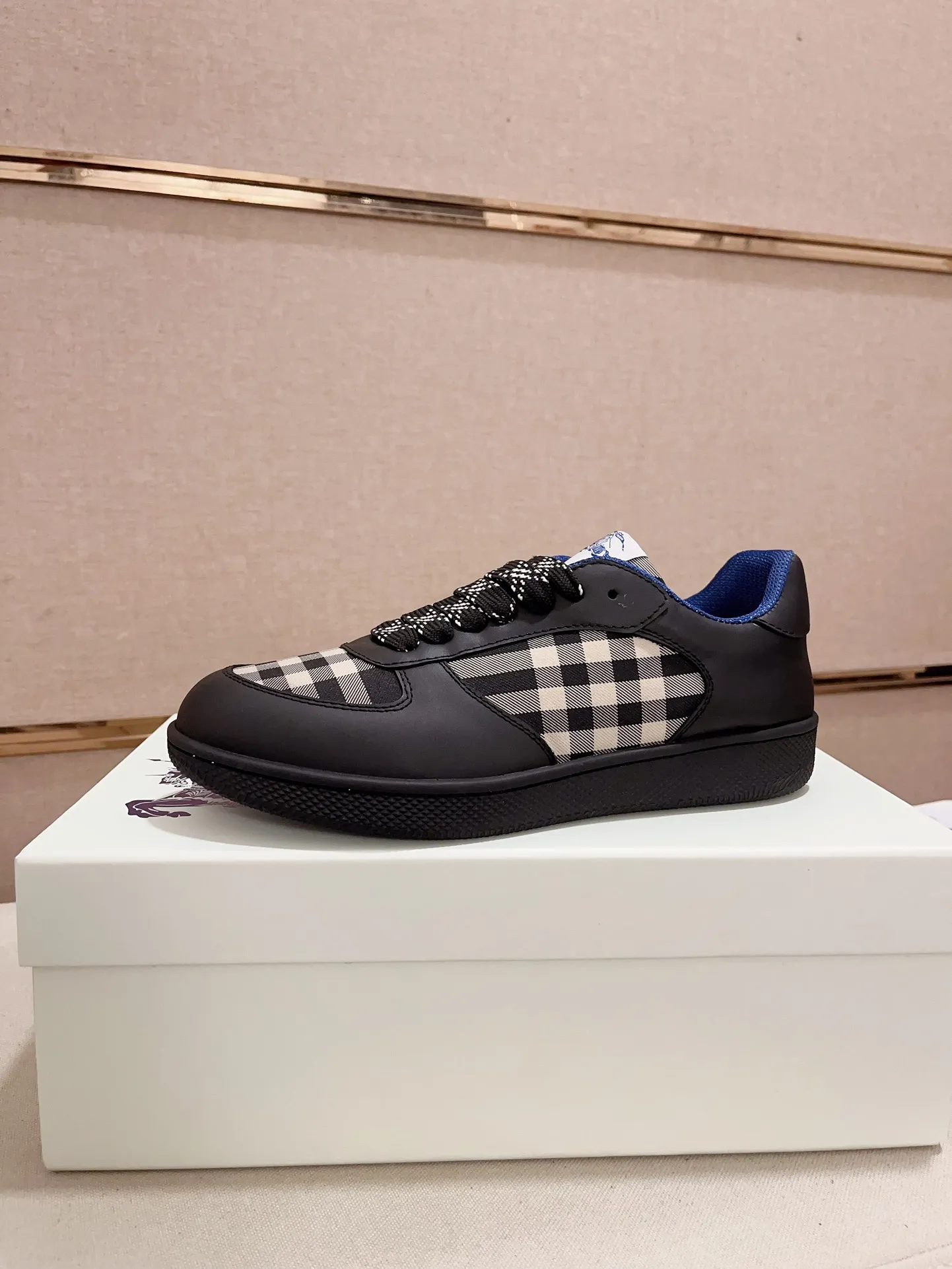 Men's shoes💰: 620💰Top version🥳◾️▫️The new Burberry men's classic low-top sneakers are reinterpreted with Vintage retro plaid cotton material and calfskin, decorated with a new brand logo. First-layer cowhide lining, embossed Burberry logo on the heel, and original TPU outsole! Code number: 38-45. Women's sizes and 46 can be customized.